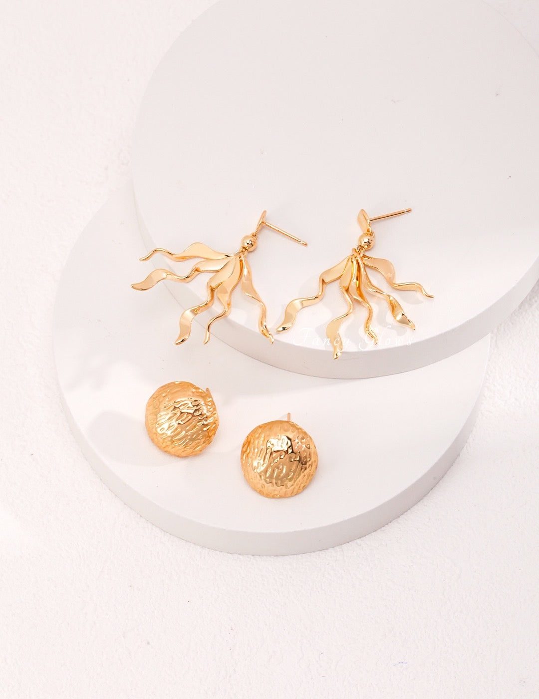 “Flowing golden path” silver earring